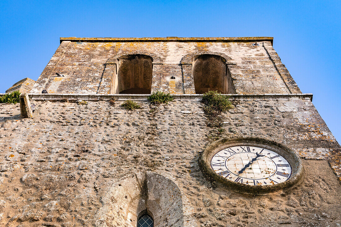 Uhr und Turm der aniken Kirche Santiago de Palmela auf der Burgfestung über der Stadt Palmela, Portugal