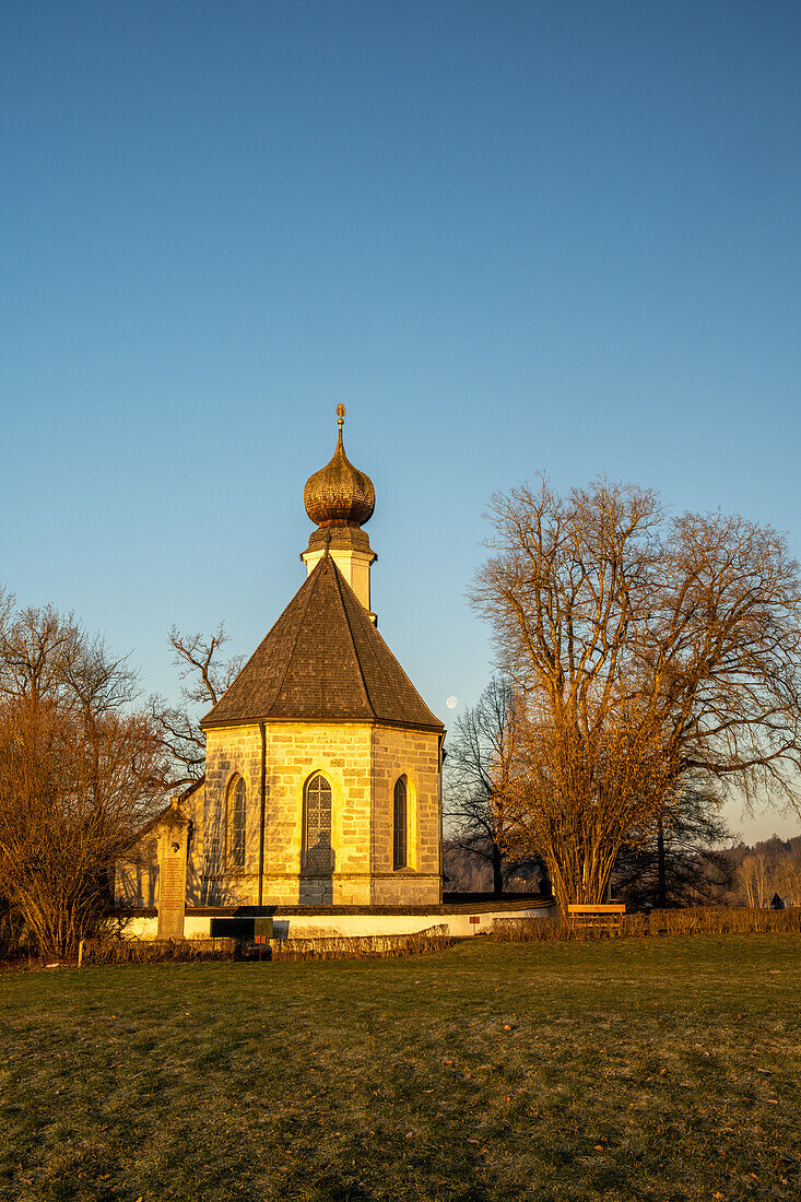 Kloster Seeon im Winter ohne Schnee, Kirche St. Maria, Chiembau, Bayern, Deutschland