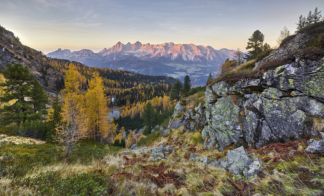 Blick auf den Dachstein von der Gasselhöhe über das Ennstal, Schladminger Tauern, Steiermark, Österreich