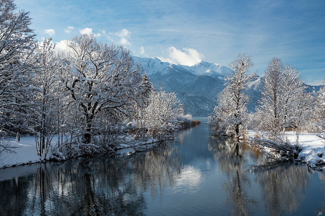 Loisach und Kochelsee mit Heimgarten im Winter, Alpen, Oberbayern, Deutschland