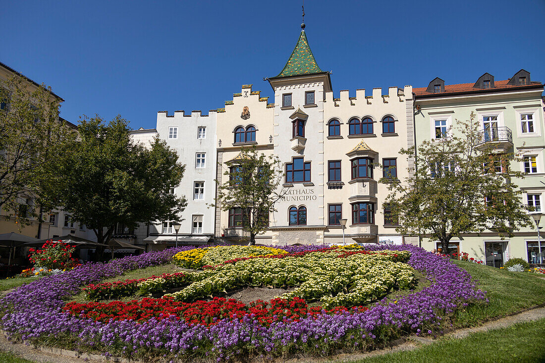 Rathaus Brixen mit Stadtwappen aus Blumen, Eisacktal, Südtirol, Italien