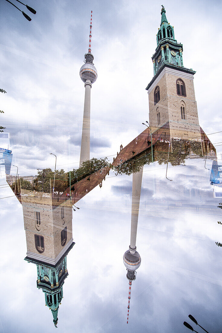 Eine Doppelbelichtung der Marienkirche und Fernsehturm von Berlin, Deutschland