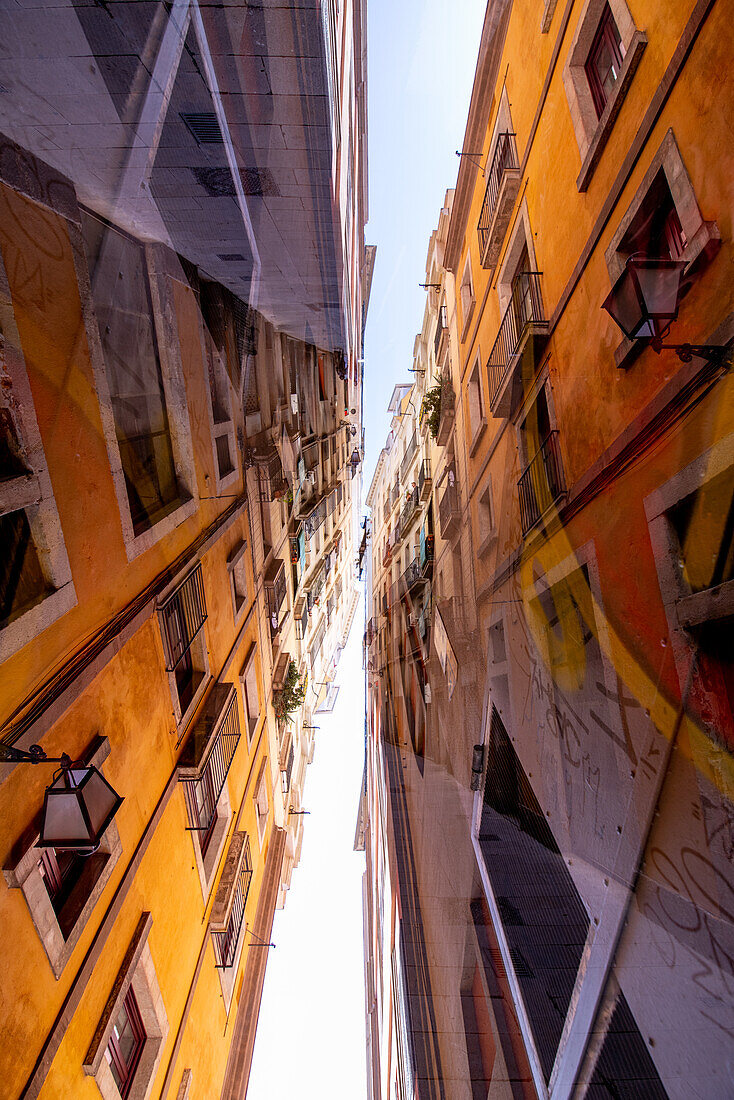 Doppelbelichtung von Wohnungen im Viertel El Gotic in Barcelona, Spanien.