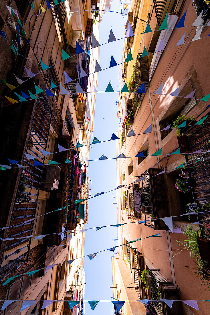Doppelbelichtung der Straße Carrer dels Agullers in der Innenstadt von Barcelona, Spanien.