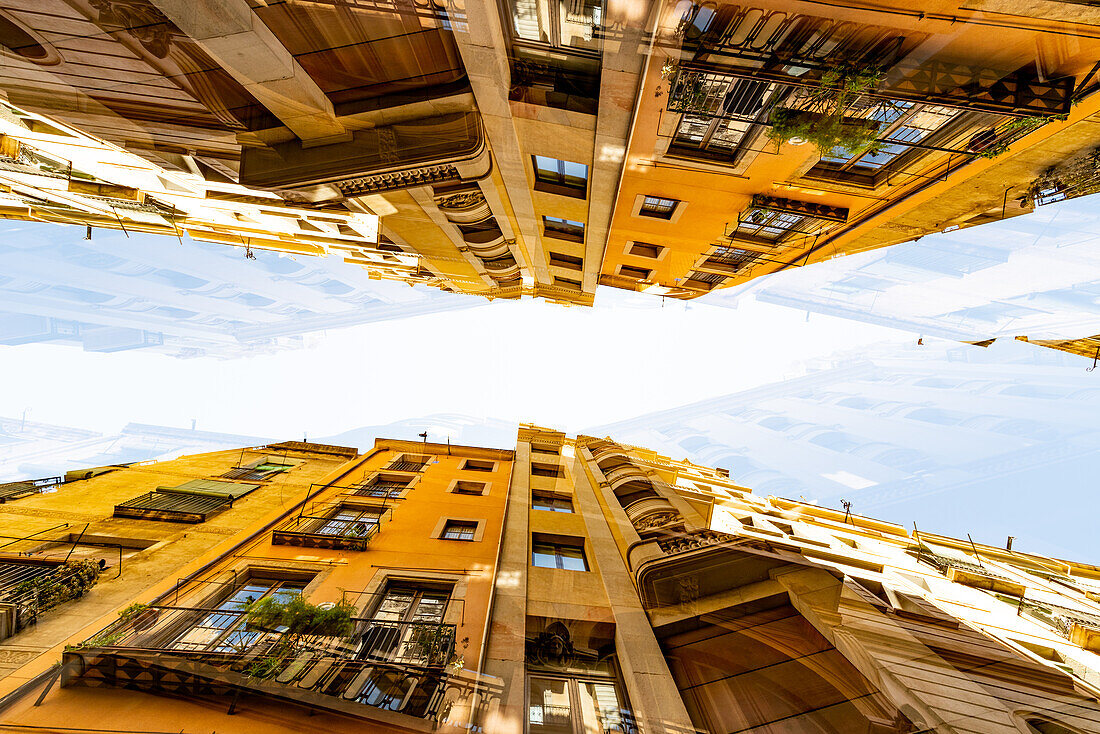 Häuserschlucht in der Carrer dels Agullers in Barcelona, Spanien