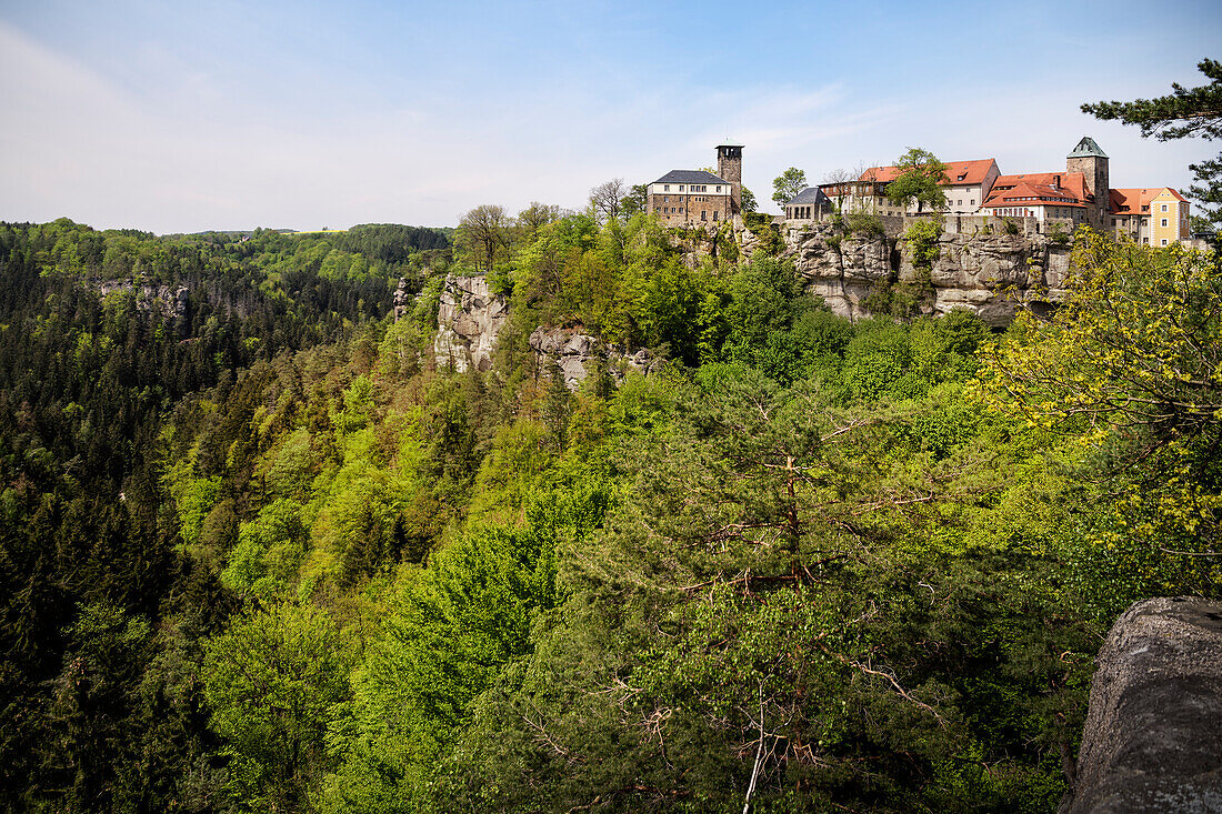 Blick vom Ritterfelsen auf die Burg von Hohnstein, Hohnstein, Landstadt in Sachsen, Landkreis Sächsische Schweiz-Osterzgebirge, Sachsen, Deutschland, Europa