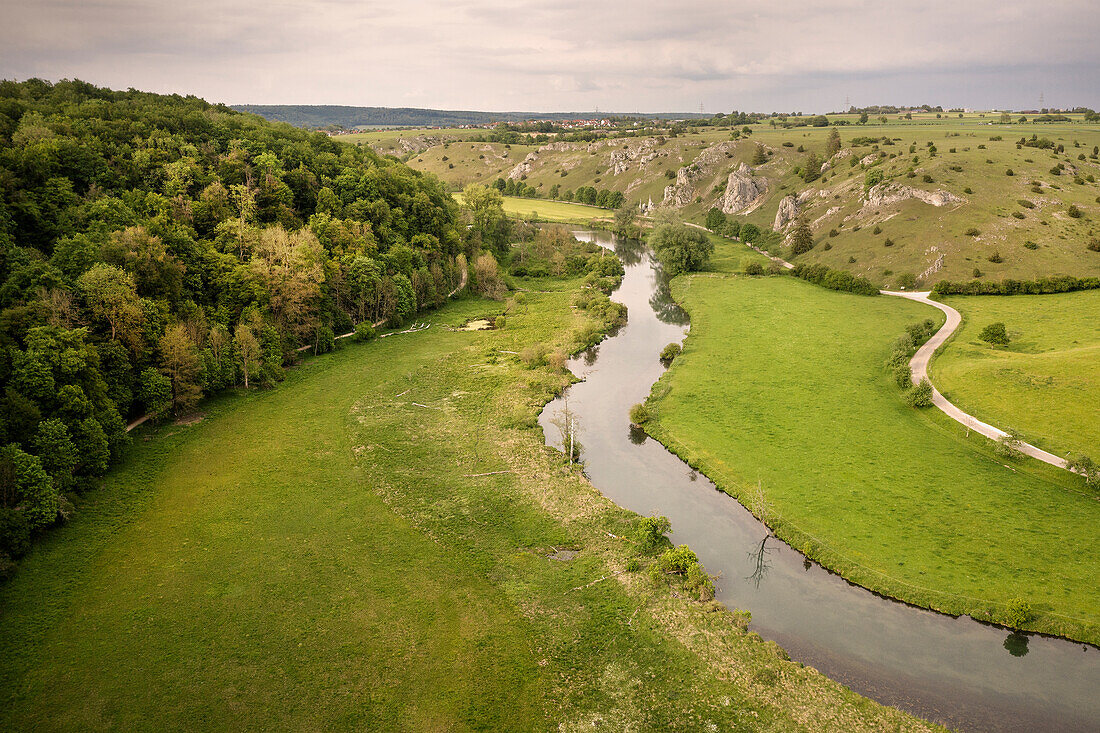 Fluss Brenz im Eselsburger Tal, Baden-Württemberg, Deutschland, Luftbildaufnahme