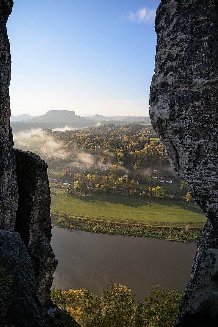 Blick durch Felsen an der Basteibrücke über die Elbe zum Tafelberg Lilienstein, Sächsische Schweiz, Elbsandsteingebirge, Sachsen, Deutschland