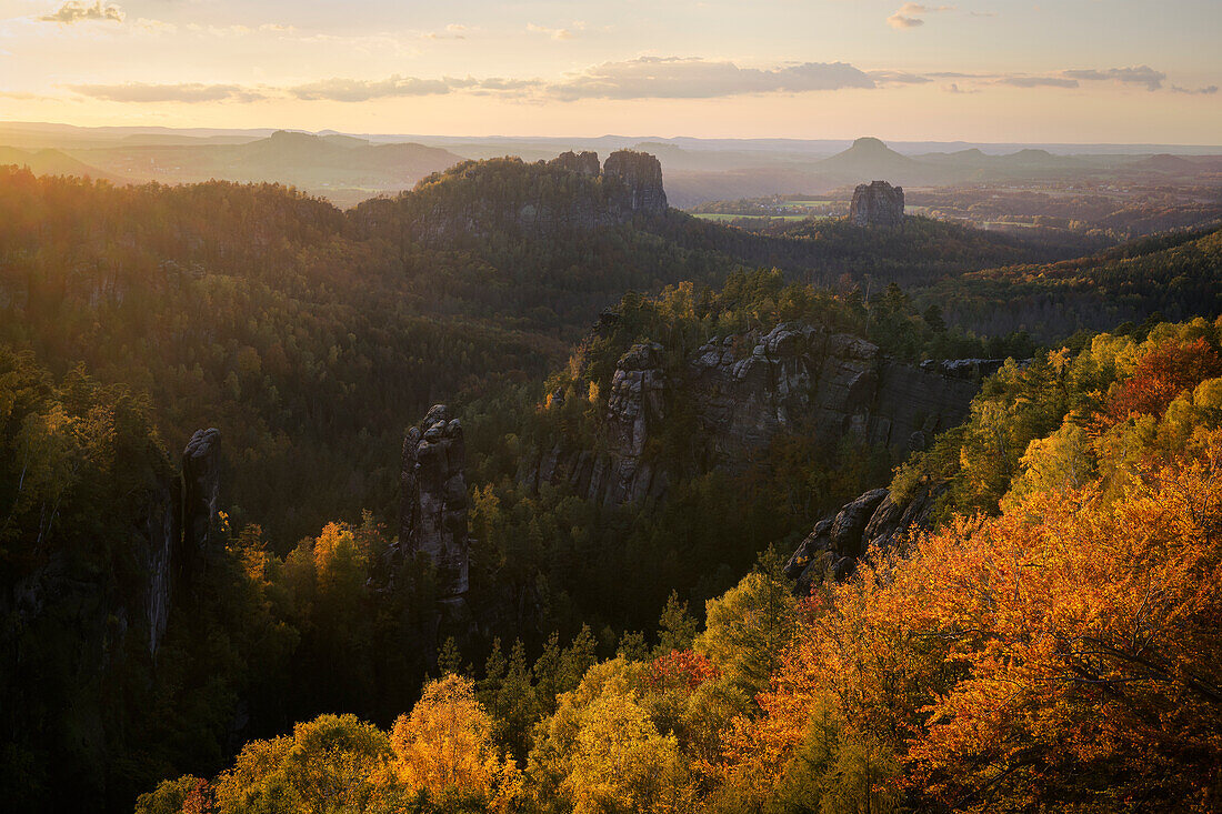 Blick vom Carolafelsen auf die Tafelberge der Sächsischen Schweiz, Elbsandsteingebirge, Sachsen, Deutschland