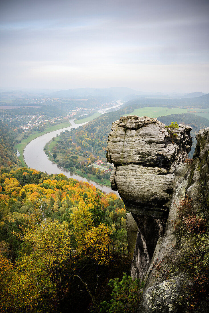 Ausblick vom Tafelberg Lilienstein auf die Elbe, Elbsandsteingebirge, Sächsische Schweiz, Sachsen, Deutschland