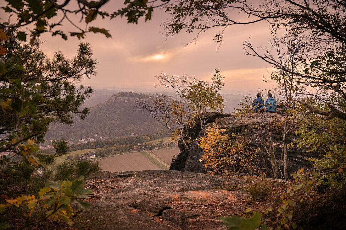 Two hikers enjoy the view from the Lilienstein table mountain to Königstein Fortress, Saxon Switzerland, Elbe Sandstone Mountains, Saxony, Elbe, Germany, Europe