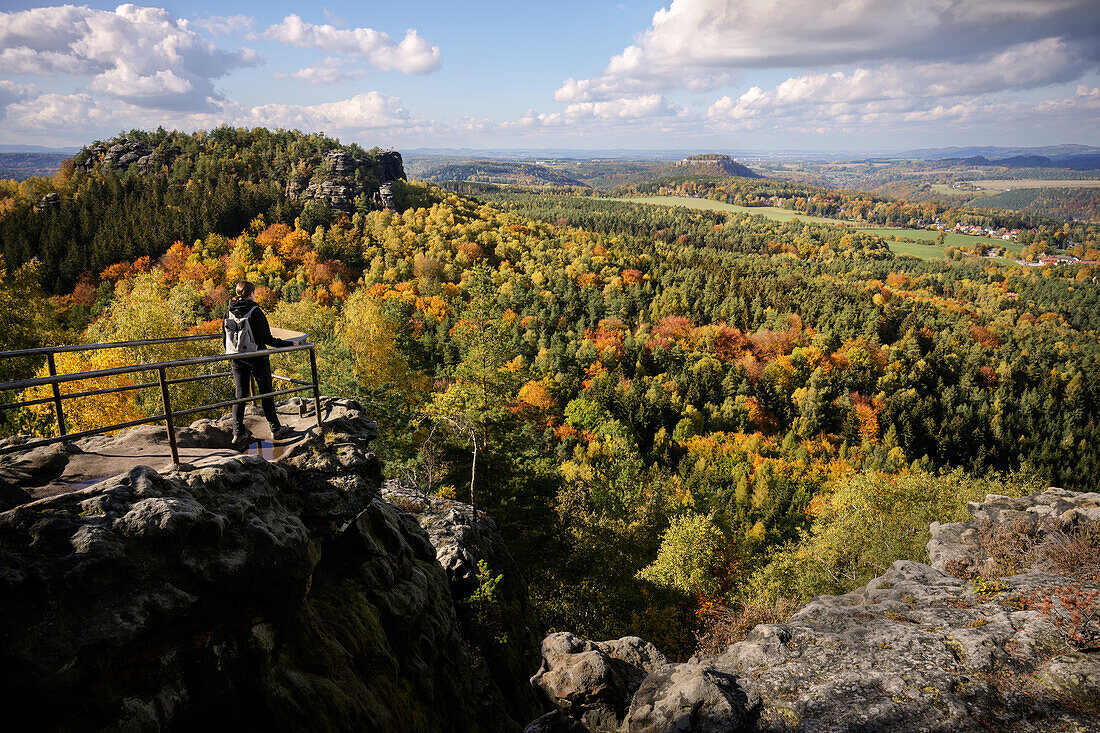 Woman (hiker) at the Papsteinblick viewpoint with a view over table mountains to Königstein Fortress, Saxon Switzerland, Elbe Sandstone Mountains, Saxony, Elbe, Germany, Europe
