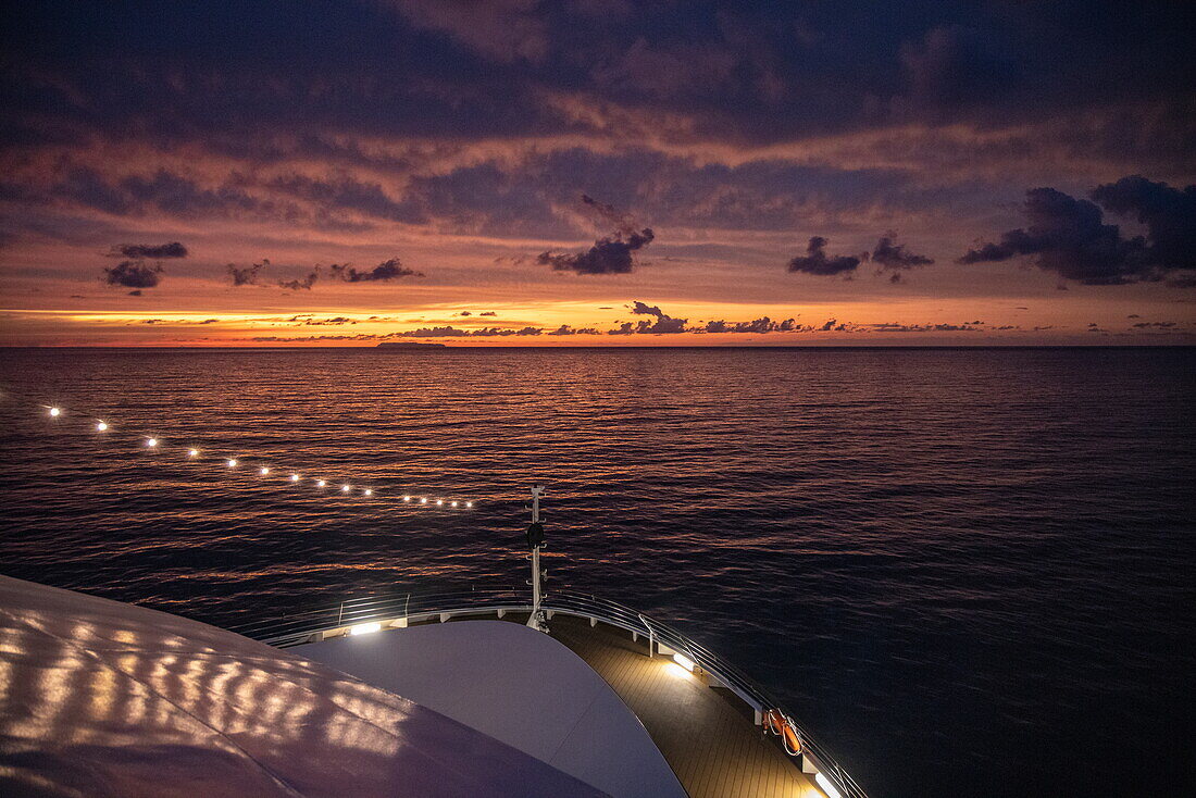 Bug von Expeditionskreuzfahrtschiff World Voyager (nicko cruises) mit Lichterkette bei Sonnenuntergang, Drake Bay, Puntarenas, Costa Rica, Mittelamerika