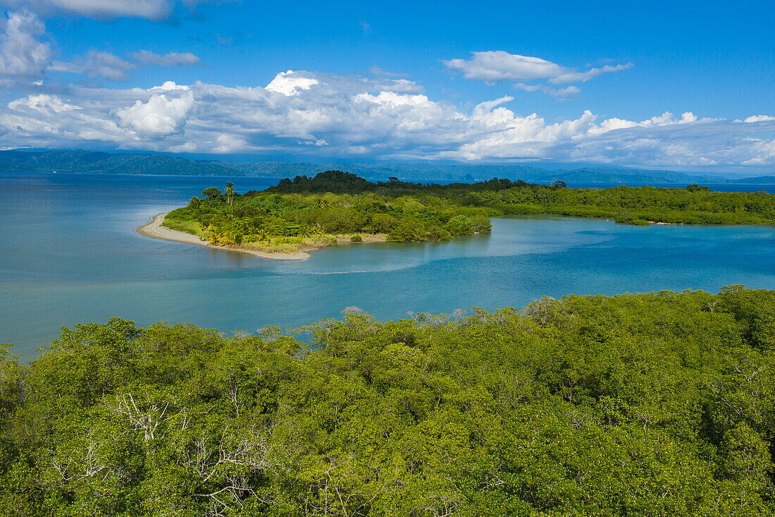 Luftaufnahme von üppiger Vegetation und Bucht, Puerto Jiménez, Puntarenas, Costa Rica, Mittelamerika