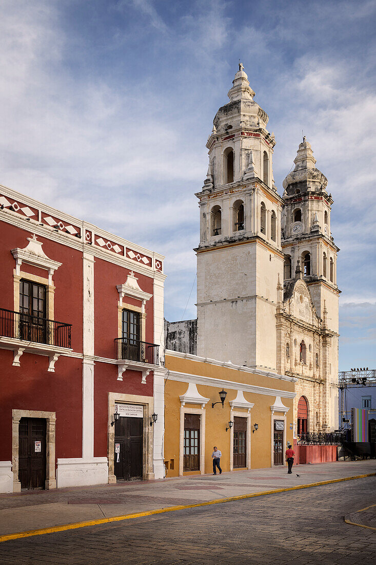 Kolonialhäuser entlang der Kathedrale 'Catedral de Nuestra Señora de la Inmaculada Concepción', San Francisco de Campeche, Yucatán, Mexiko, Nordamerika, Lateinamerika, Amerika