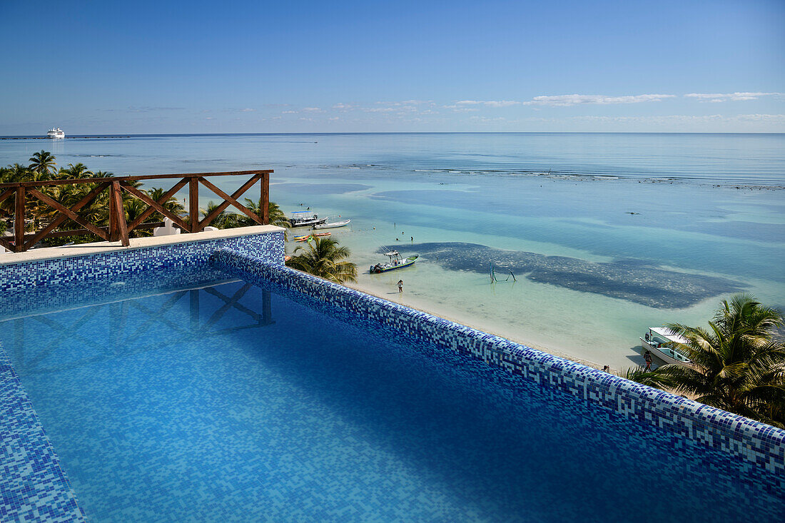 Blick über Infinity-Pool auf den Strand von Mahahual, Quintana Roo, Yucatán, Mexiko, Nordamerika, Lateinamerika, Amerika