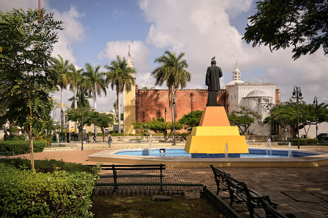 Blick vom 'Parque de los Hidalgos' zur Kirche 'Rectoría El Jesús Tercera Orden', Mérida, Hauptstadt Yucatán, Mexiko, Nordamerika, Lateinamerika