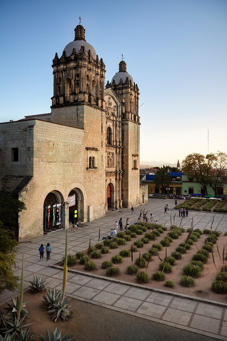 View across Plaza Santo Domingo to the Church of Santo Domingo de Guzmán (Templo de Santo Domingo de Guzmán), City of Oaxaca de Juárez, State of Oaxaca, Mexico, North America, Latin America