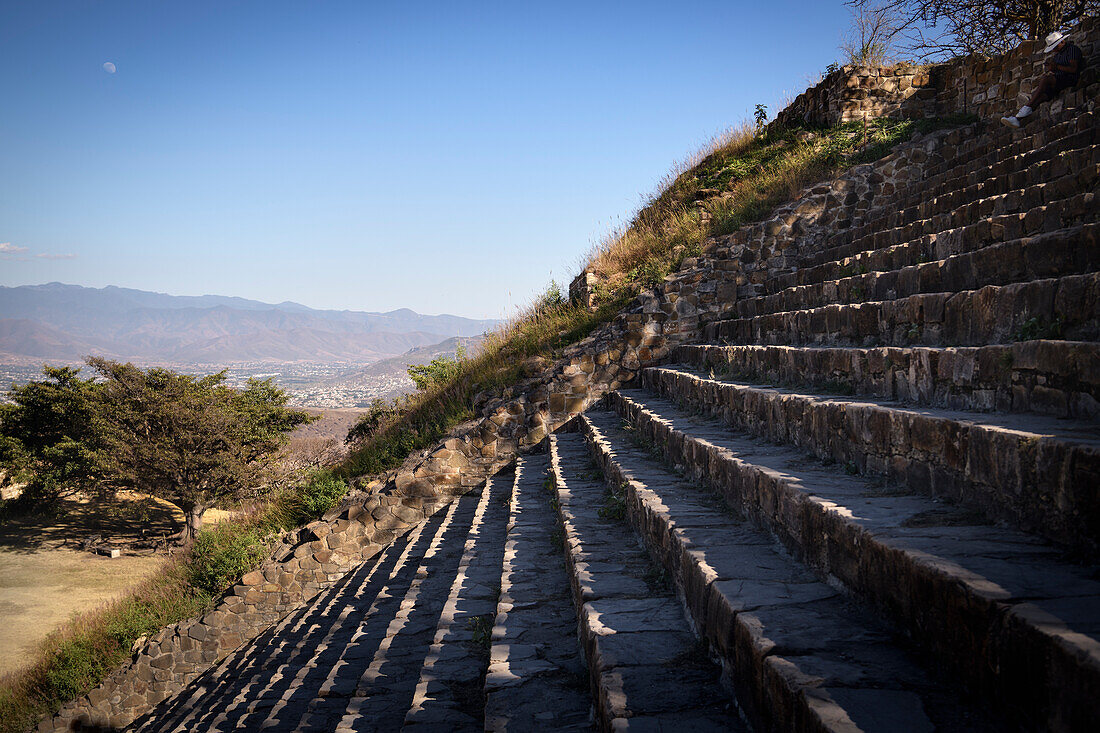 Steps on the pyramid Plataforma Sur, Monte Albán (former capital of the Zapotec), Oaxaca, Mexico, North America, Latin America, UNESCO World Heritage