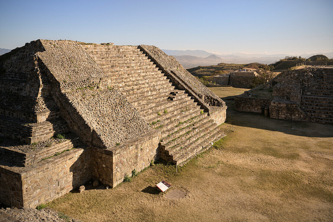 Ruine einer Pyramide am Monte Albán, (ehem. Hauptstadt der Zapoteken), Oaxaca, Mexiko, Lateinamerika, Nordamerika, Amerika