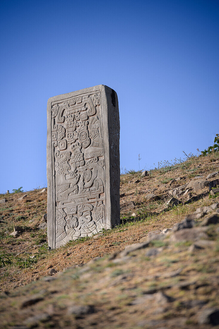 Relief auf einem Stein, Monte Albán (ehem. Hauptstadt der Zapoteken), Oaxaca, Mexiko, Lateinamerika, Nordamerika, Amerika