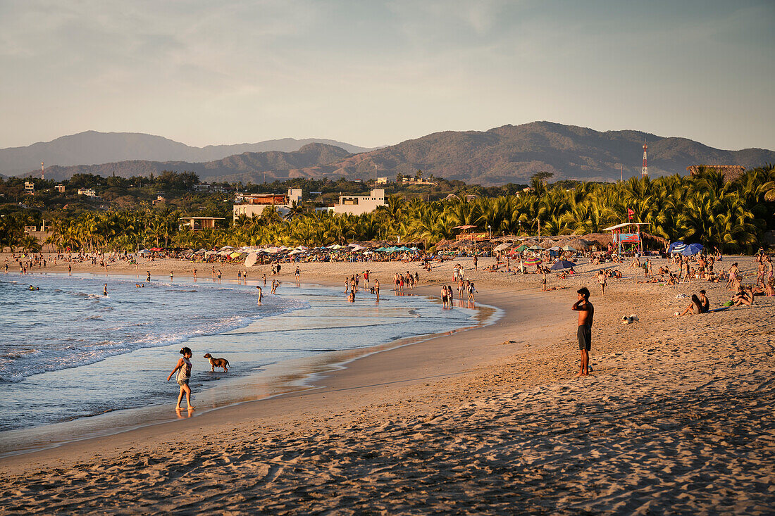 Menschen genießen den Sonnenuntergang am Surf Spot Playa Zicatela, Puerto Escondido, Oaxaca, Mexiko, Pazifischer Ozean, Lateinamerika, Nordamerika, Amerika