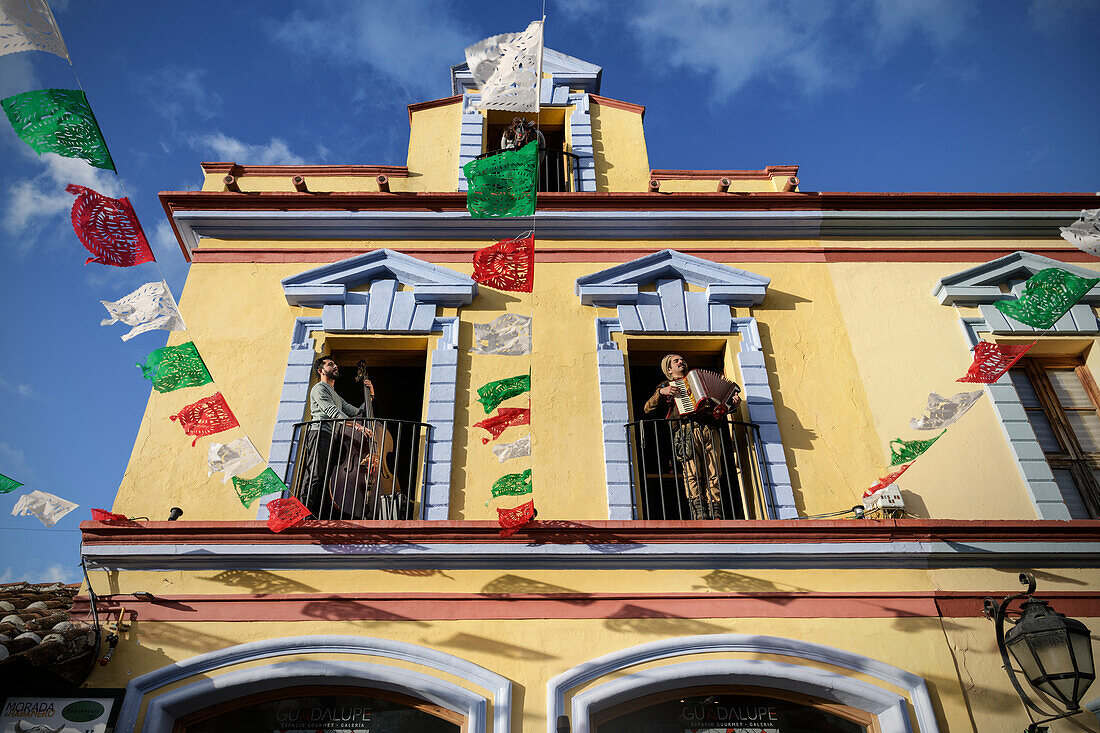 Musiker spielen traditionelle Musik vom Balkon eines Wohnhauses, San Cristóbal de las Casas, zentrales Hochland (Sierra Madre de Chiapas), Mexiko, Nordamerika, Amerika
