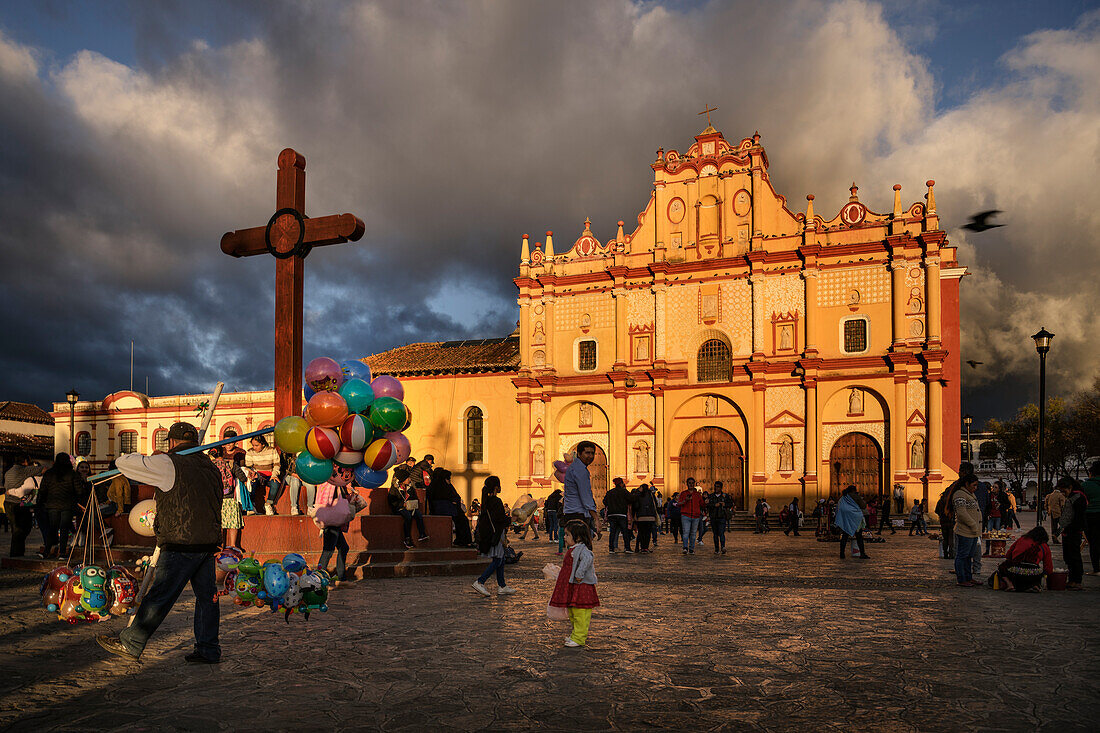 Hustle and bustle at the Plaza de la Paz with a view of the cathedral (Catedral de San Cristóbal Mártir), San Cristóbal de las Casas, Central Highlands (Sierra Madre de Chiapas), Mexico, North America, Latin America