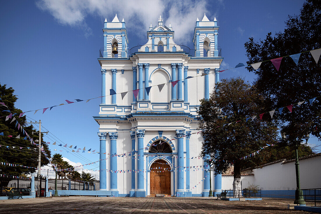 blaue, barocke Kirche nahe Zentrum von San Cristóbal de las Casas, zentrales Hochland (Sierra Madre de Chiapas), Mexiko, Nordamerika, Amerika