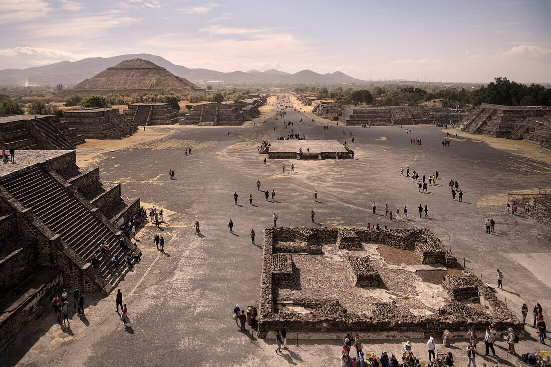 Blick von der Mondpyramide (Pirámide de la Luna) zur Sonnenpyramide (Pirámide del Sol) in Teotihuacán (Ruinenmetropole), Mexiko, Lateinamerika, Nordamerika, Amerika