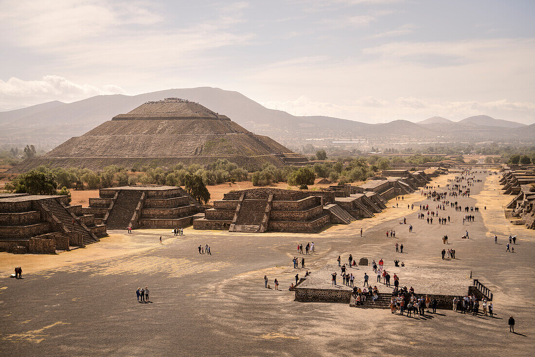 Blick von der Mondpyramide (Pirámide de la Luna) zur Sonnenpyramide (Pirámide del Sol) in Teotihuacán (Ruinenmetropole), Mexiko, Lateinamerika, Nordamerika, Amerika
