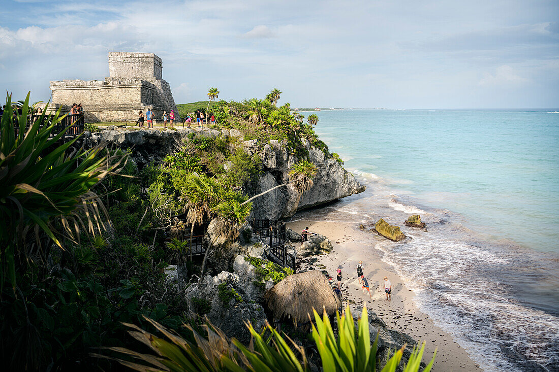 Blick über Playa Ruinas zur Festungsruine 'El Castillo', Archäologische Zone von Tulum, Quintana Roo, Karibik, Halbinsel Yucatán, Mexiko, Zentralamerika, Nordamerika, Amerika