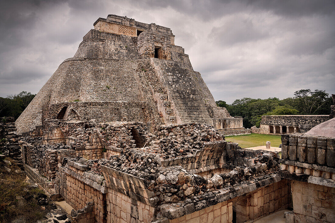 Pyramide des Zauberers (Pirámide del Adivino), Archäologische Zone Uxmal, Maya Ruinenstadt, Yucatán, Mexiko, Zentralamerika, Nordamerika, Amerika