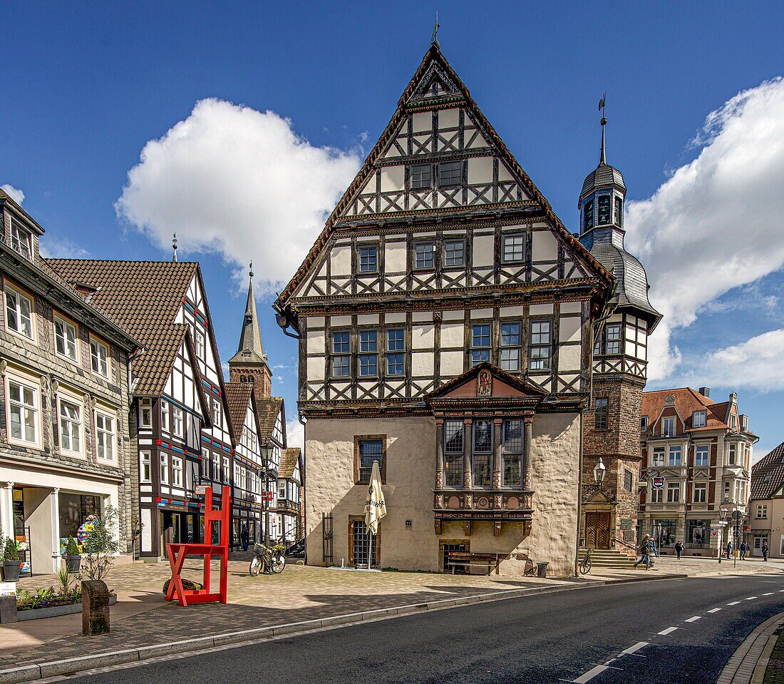 Rathaus in der Altstadt von Höxter, im Hintergrund ein Turm der Kilianikirche, Höxter, Weserbergland, Nordrhein-Westfalen, Deutschland