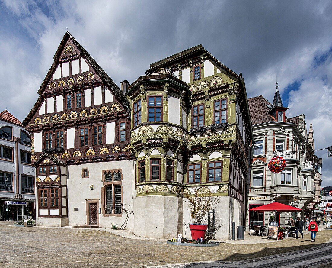 Fachwerkhaus im Stil der Weserrenaissance, die Dechanei, Altstadt von Höxter, Weserbergland, Nordrhein-Westfalen, Deutschland