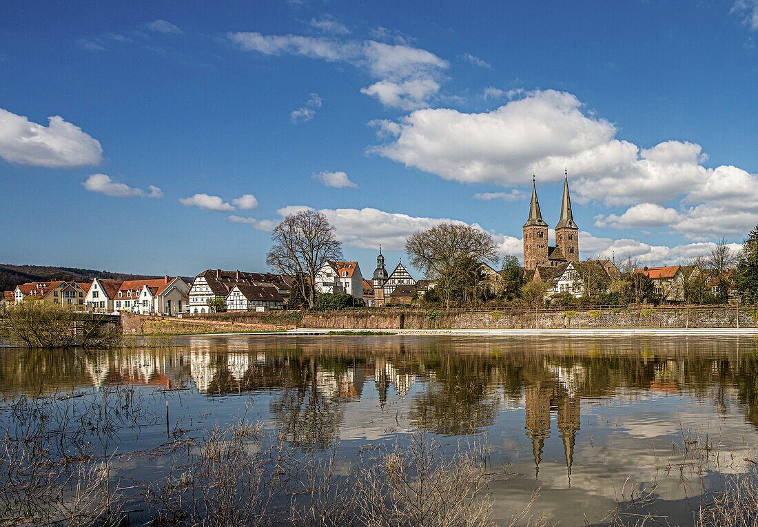 View over the Weser to the old town of Höxter with town hall and Kilianikirche, Höxter, North Rhine-Westphalia, Germany