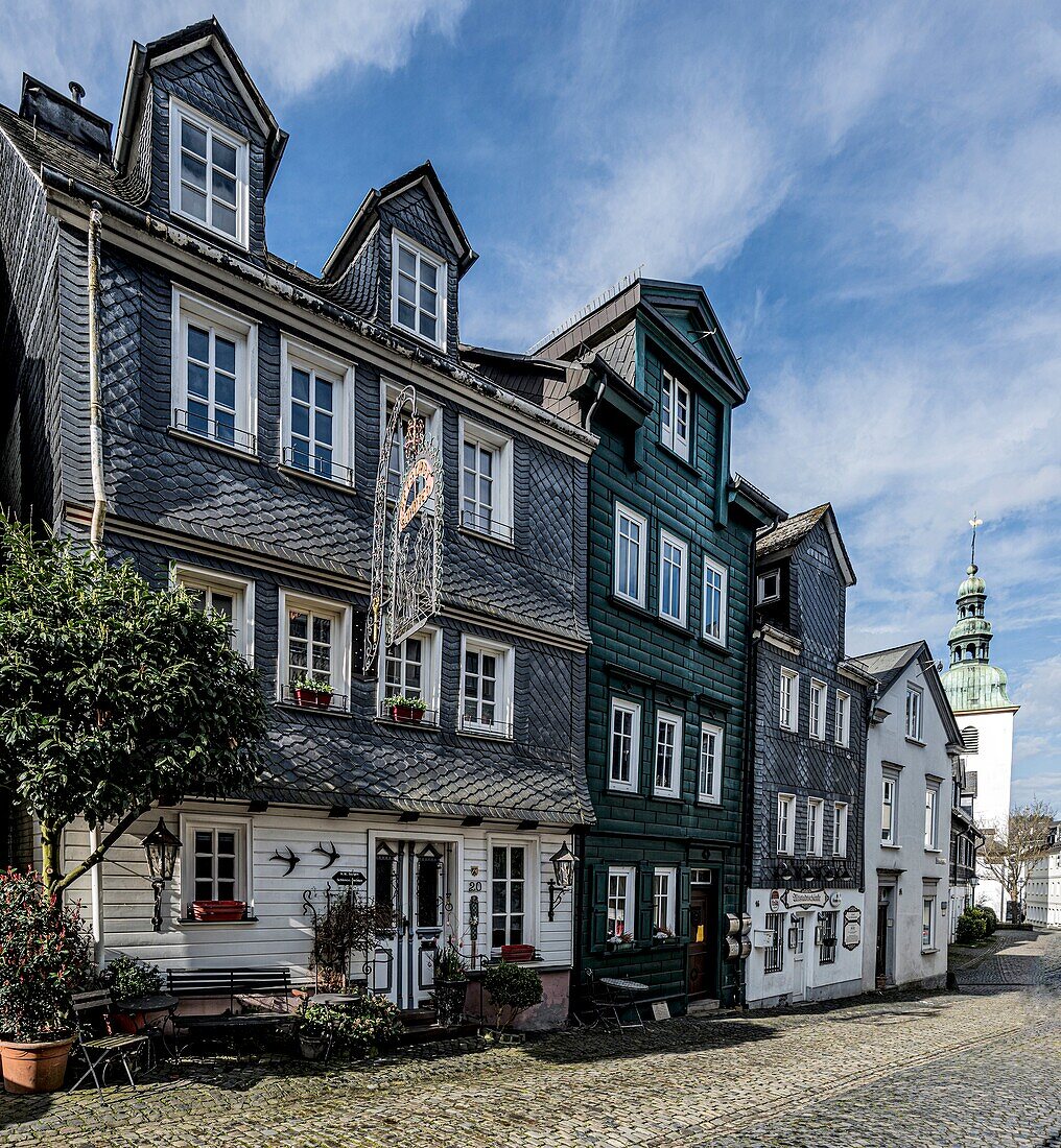 Schieferverkleidete Häuser in der Altstadt von Siegen, im Hintergrund die Marienkirche aus dem frühen 18. Jahrhundert, Siegen, Nordrhein-Westfalen, Deutschland
