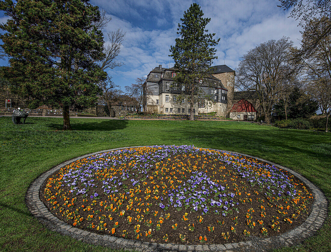 Blumembeete im Schlosspark von Siegen, Oberes Schloss, Nordrhein-Westfalen, Deutschland