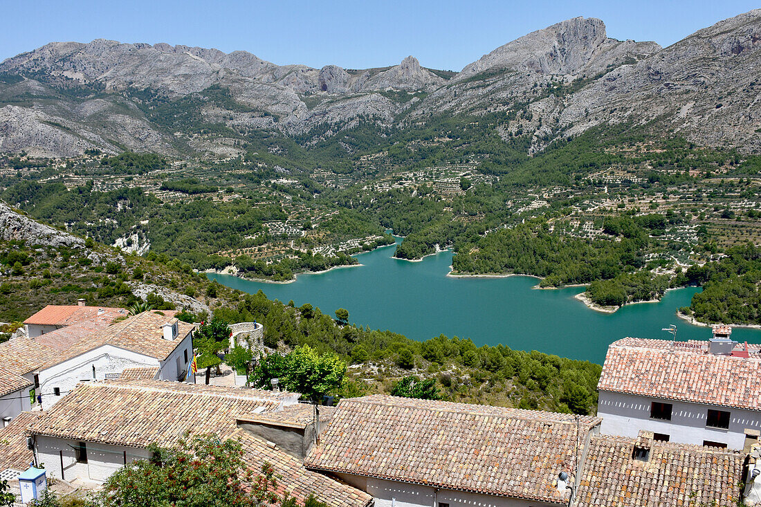 Guadalest Bergfestung in den Serella Bergen der Costa Blanca, beliebtes Besuchsziel mit Stausee, Spanien