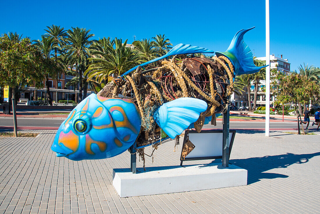 Denia, Costa Blanca, Mahnmal am Hafen über Meeres Verschmutzung, Spanien