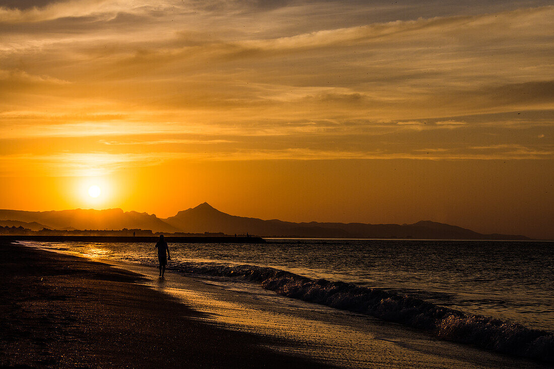 Sonnenuntergang, im Sommer, an der Costa Blanca, bei Denia, Spanien