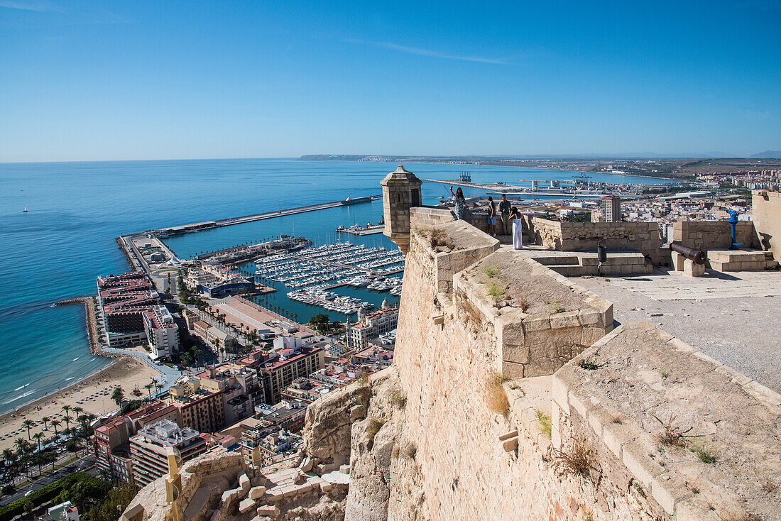Alicante, Blick von der Burg Santa Barbara, auf Hafen mit Umland, Costa Blanca, Spanien