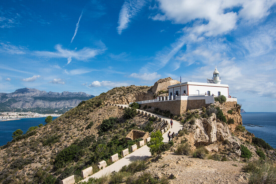 Leuchtfeuer auf der Sierra Helada, in der Bucht von Albir, Costa Blanca, Spanien