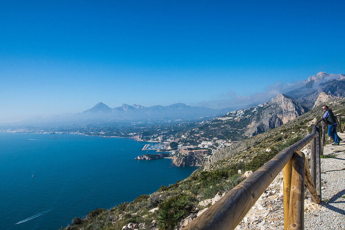 Costa Blanca, Blick auf Bucht von Altea Mascarat u. Aitana Gebirge im Hintergrund, Spanien