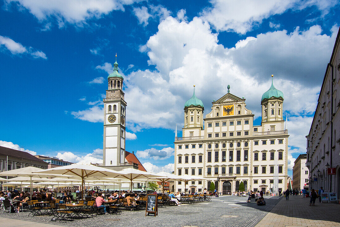 Augsburg Rathausplatz im Sommer mit Biergarten, romantische Straße, Bayern, Deutschland