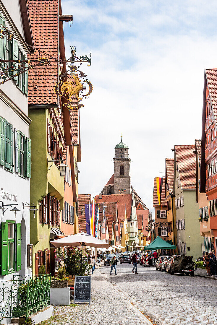 Dinkelsbühl, romantische Straße, Segringerstraße mit Münster Sankt Georg, Bayern, Deutschland