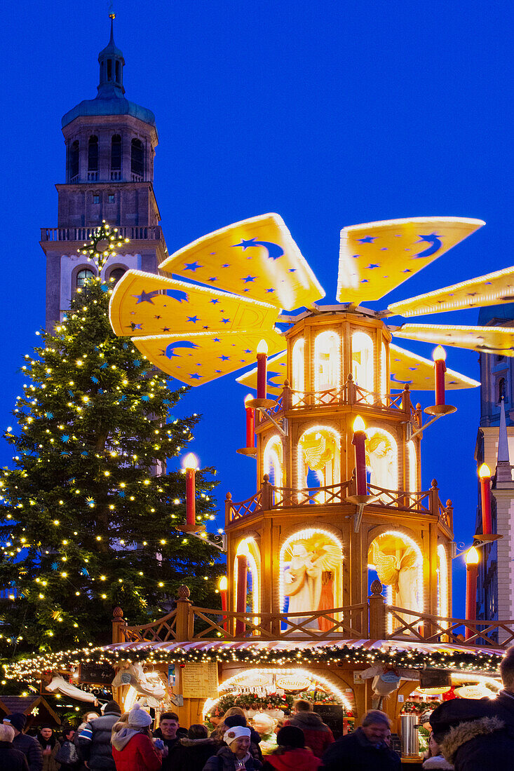 Augsburg Weihnachtsmarkt mit Weihnachtpyramide auf dem Rathausplatz, Bayern, Deutschland