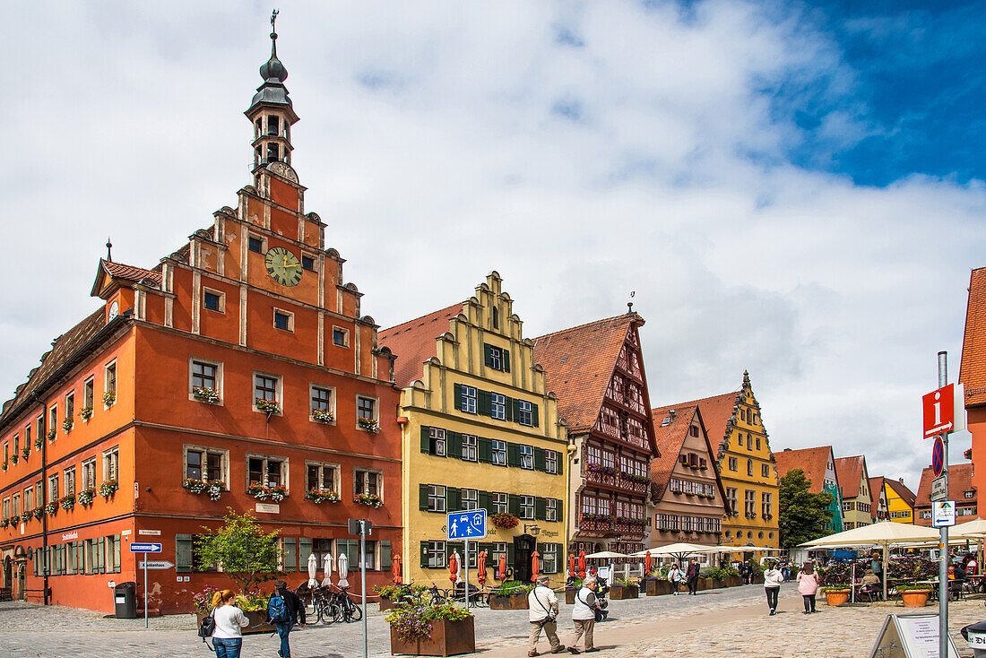 Dinkelsbühl, romantische Straße, Weinmarkt mit seinen mittelalterlichen Fassaden, Bayern, Deutschland