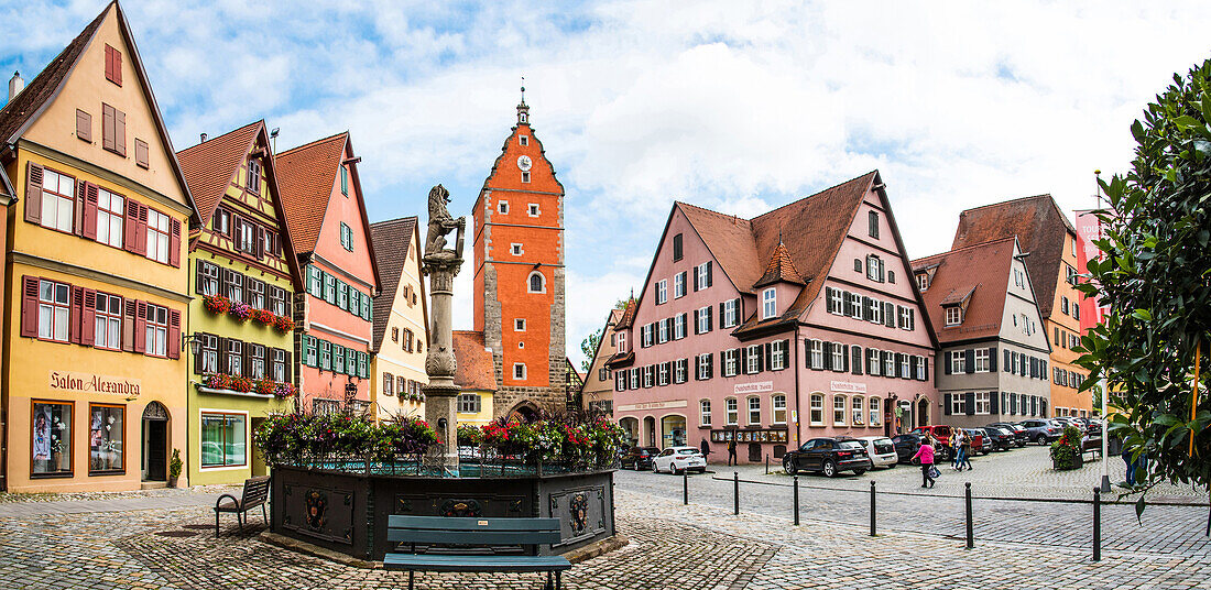 Dinkelsbühl, romantische Straße, Altrathausplatz am Wörnitztor, Bayern, Deutschland