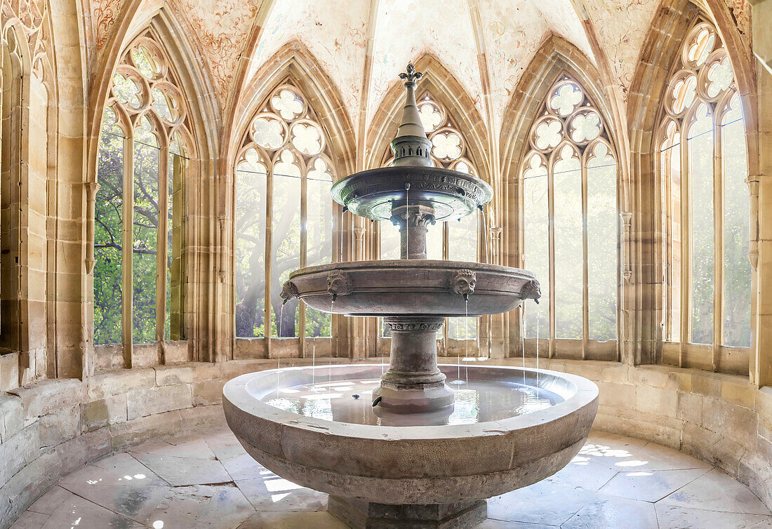 Brunnen im Kreuzgang von Kloster Maulbronn, Baden-Württemberg, Deutschland